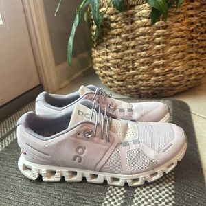 On Cloud 5 Running Shoes Sneakers Women’s size 8 lily frost purple lavender